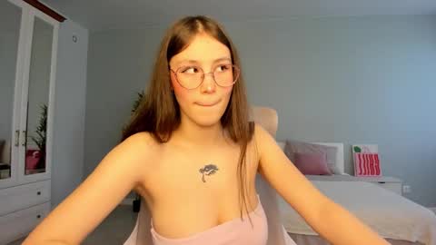 Snapshot of qwoopa chatting on 10-11-25, 09:08 Leya online show from 10-11-25, 09:08