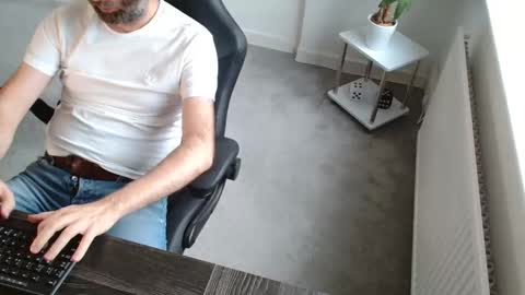 Snapshot of r_a_r_e chatting on 11-19-25, 10:15 Rare online show from 11-19-25, 10:15