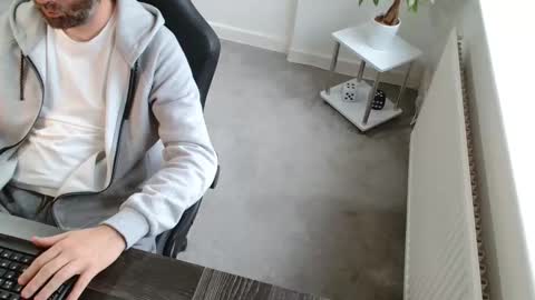 Snapshot of r_a_r_e chatting on 11-22-25, 10:14 Rare online show from 11-22-25, 10:14