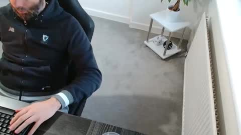 Snapshot of r_a_r_e chatting on 11-25-25, 07:52 Rare online show from 11-25-25, 07:52