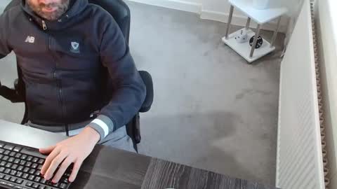 Snapshot of r_a_r_e chatting on 11-26-25, 08:15 Rare online show from 11-26-25, 08:15