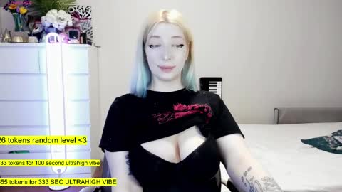Snapshot of raaaaaaawr chatting on 04-15-26, 12:17 - online show from 04-15-26, 12:17