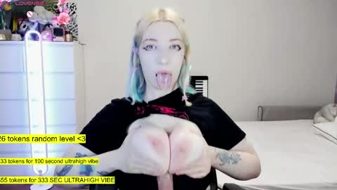 Snapshot of raaaaaaawr chatting on 04-18-26, 07:18 - online show from 04-18-26, 07:18