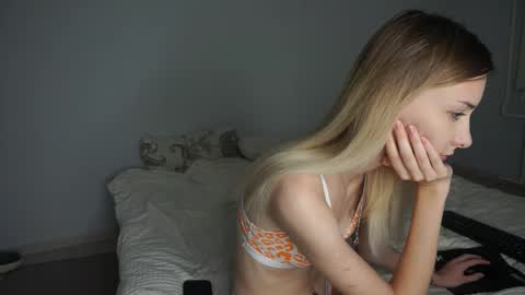 Sara online show from 09-24-25, 03:26