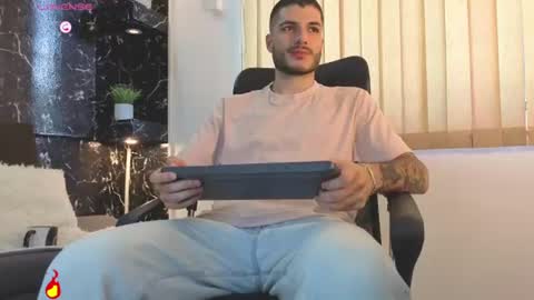 R A F A E L online show from 06-12-26, 08:41