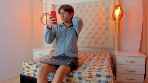 raphael_nyon1 online show from 04-21-26, 03:57