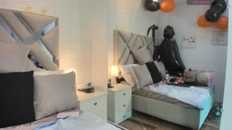 Raquel Moore  online show from 10-15-25, 12:16