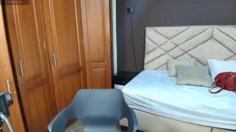 Raquel online show from 10-28-25, 07:27