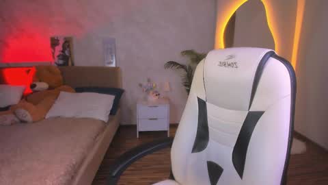 Snapshot of raven_crowe chatting on 04-21-26, 01:50 Raven online show from 04-21-26, 01:50