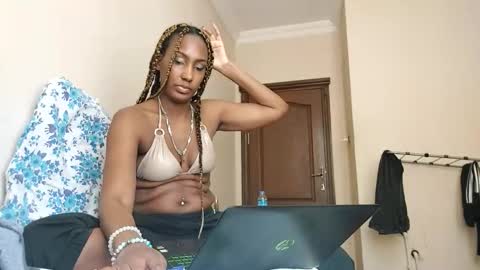 Snapshot of ravenbby chatting on 05-17-26, 12:01 ravenbby online show from 05-17-26, 12:01