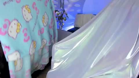 Snapshot of ravencollen chatting on 10-17-25, 08:33 ravencollen online show from 10-17-25, 08:33