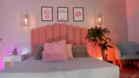 Snapshot of ravenn_black_ chatting on 09-19-25, 01:01 RAVEN online show from 09-19-25, 01:01