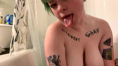 Snapshot of ravyn_xoxo chatting on 01-21-25, 02:37 Ravynn 3 online show from 01-21-25, 02:37