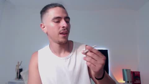 Snapshot of ray_weed chatting on 12-19-25, 11:45 Ray online show from 12-19-25, 11:45