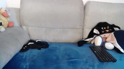 Snapshot of raycatt chatting on 10-05-25, 04:27 Ray online show from 10-05-25, 04:27