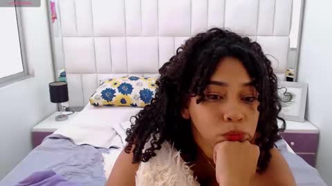 Snapshot of rebecca_mils chatting on 02-26-25, 05:17 R E B E C A online show from 02-26-25, 05:17