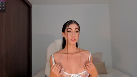 Snapshot of rebeccabaxter chatting on 01-30-25, 01:44 Rebecca online show from 01-30-25, 01:44