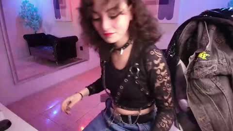 Snapshot of red_moonx chatting on 10-15-25, 11:21 Res Moon online show from 10-15-25, 11:21