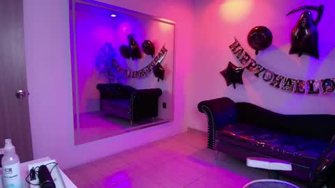 Snapshot of red_moonx chatting on 10-27-25, 11:14 Res Moon online show from 10-27-25, 11:14