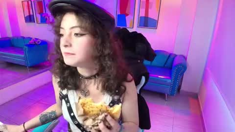 Snapshot of red_moonx chatting on 11-06-25, 11:33 Res Moon online show from 11-06-25, 11:33