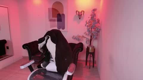 Snapshot of red_moonx chatting on 11-07-25, 11:43 Res Moon online show from 11-07-25, 11:43