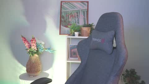 QUEEN OF EVIL online show from 03-09-25, 01:56