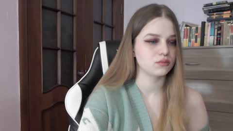 Snapshot of redhead_rabbit chatting on 01-17-25, 02:29 Lily online show from 01-17-25, 02:29