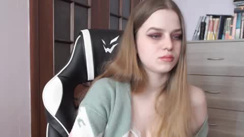 Snapshot of redhead_rabbit chatting on 03-05-25, 05:29 Lily online show from 03-05-25, 05:29