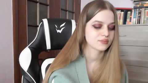 Snapshot of redhead_rabbit chatting on 03-10-25, 05:54 Lily online show from 03-10-25, 05:54