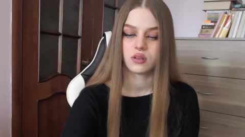 Snapshot of redhead_rabbit chatting on 09-14-25, 02:33 Lily online show from 09-14-25, 02:33