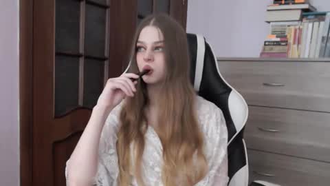 Snapshot of redhead_rabbit chatting on 09-23-25, 02:03 Lily online show from 09-23-25, 02:03