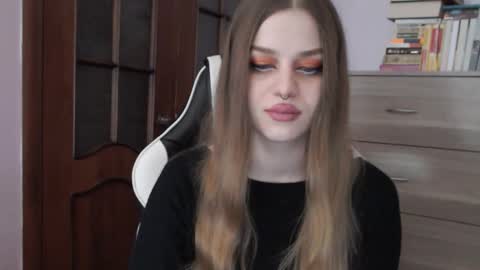 Snapshot of redhead_rabbit chatting on 09-24-25, 01:20 Lily online show from 09-24-25, 01:20