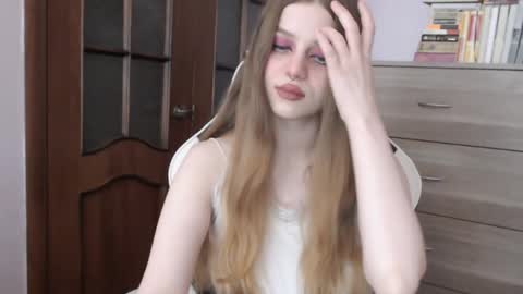 Snapshot of redhead_rabbit chatting on 09-26-25, 01:42 Lily online show from 09-26-25, 01:42