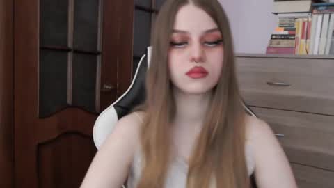 Snapshot of redhead_rabbit chatting on 10-02-25, 01:56 Lily online show from 10-02-25, 01:56