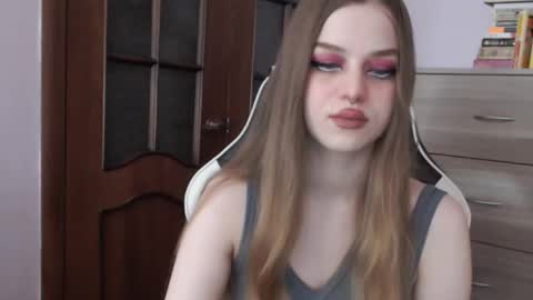 Snapshot of redhead_rabbit chatting on 10-07-25, 02:42 Lily online show from 10-07-25, 02:42