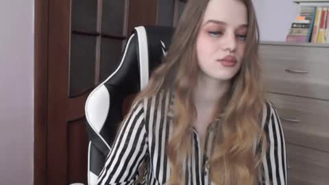 Snapshot of redhead_rabbit chatting on 10-24-25, 02:08 Lily online show from 10-24-25, 02:08