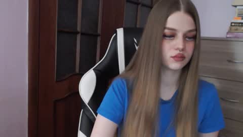 Snapshot of redhead_rabbit chatting on 11-02-25, 01:41 Lily online show from 11-02-25, 01:41