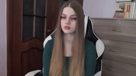 Snapshot of redhead_rabbit chatting on 11-08-25, 02:45 Lily online show from 11-08-25, 02:45