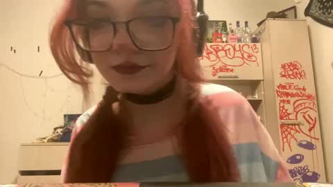 Snapshot of redheadcatxd chatting on 04-27-26, 09:35 Eva online show from 04-27-26, 09:35