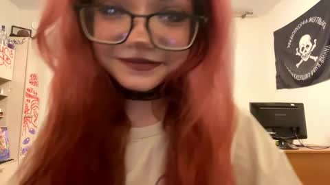 Snapshot of redheadcatxd chatting on 04-28-26, 09:31 Eva online show from 04-28-26, 09:31