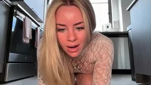 Snapshot of reecemarie chatting on 09-22-25, 03:03 Reece Marie online show from 09-22-25, 03:03