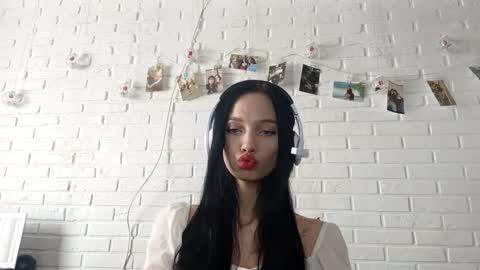 Snapshot of refugiorobey chatting on 03-24-26, 08:08 Mia online show from 03-24-26, 08:08