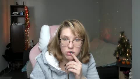 Snapshot of reginasmilee chatting on 01-09-25, 09:48 Regina online show from 01-09-25, 09:48
