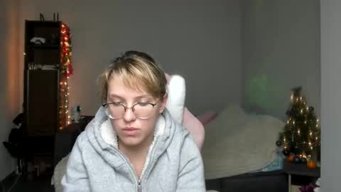 Snapshot of reginasmilee chatting on 01-09-25, 05:43 Regina online show from 01-09-25, 05:43