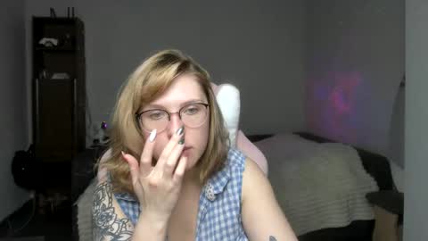 Snapshot of reginasmilee chatting on 01-12-25, 01:37 Regina online show from 01-12-25, 01:37
