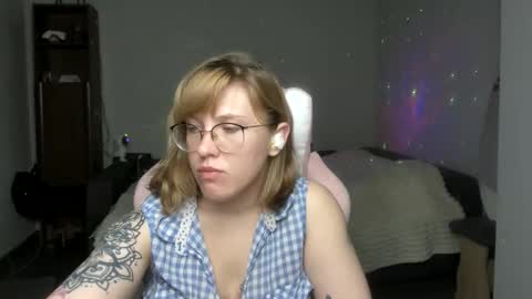 Snapshot of reginasmilee chatting on 01-12-25, 04:40 Regina online show from 01-12-25, 04:40