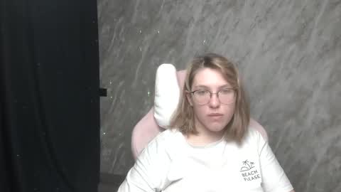 Snapshot of reginasmilee chatting on 01-24-25, 01:56 Regina online show from 01-24-25, 01:56