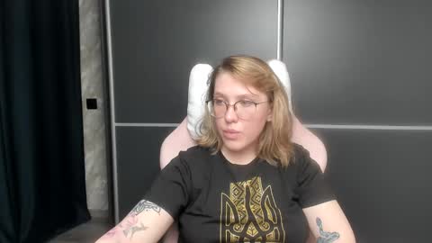 Snapshot of reginasmilee chatting on 01-24-25, 01:47 Regina online show from 01-24-25, 01:47