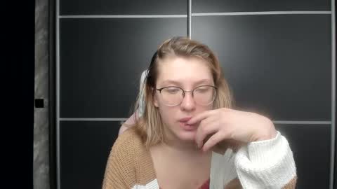 Snapshot of reginasmilee chatting on 01-27-25, 02:31 Regina online show from 01-27-25, 02:31