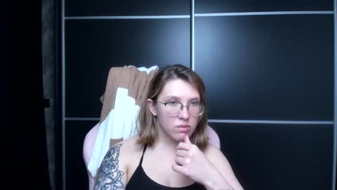Snapshot of reginasmilee chatting on 01-27-25, 09:34 Regina online show from 01-27-25, 09:34